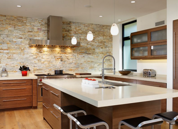 Dinding dengan aksen batu alam bertekstur